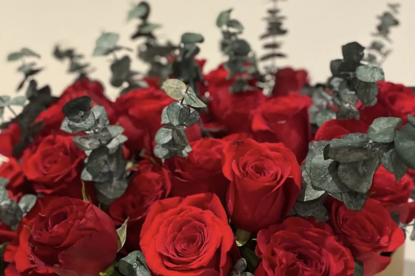 Buqué de rosas rojas con eucalipto