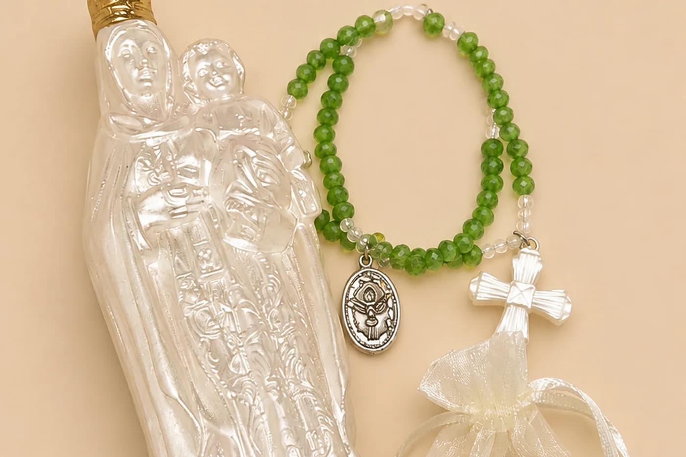 Figura de la Virgen del Carmen junto a un rosario de mano verde