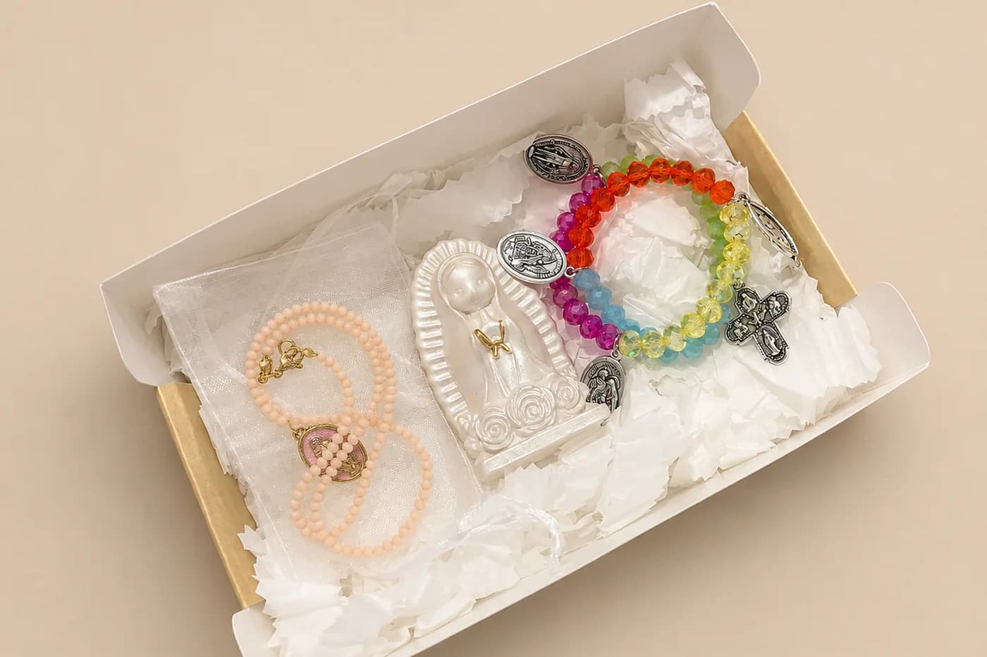 Caja con la Virgen de Guadalupe, pulseras y medallas