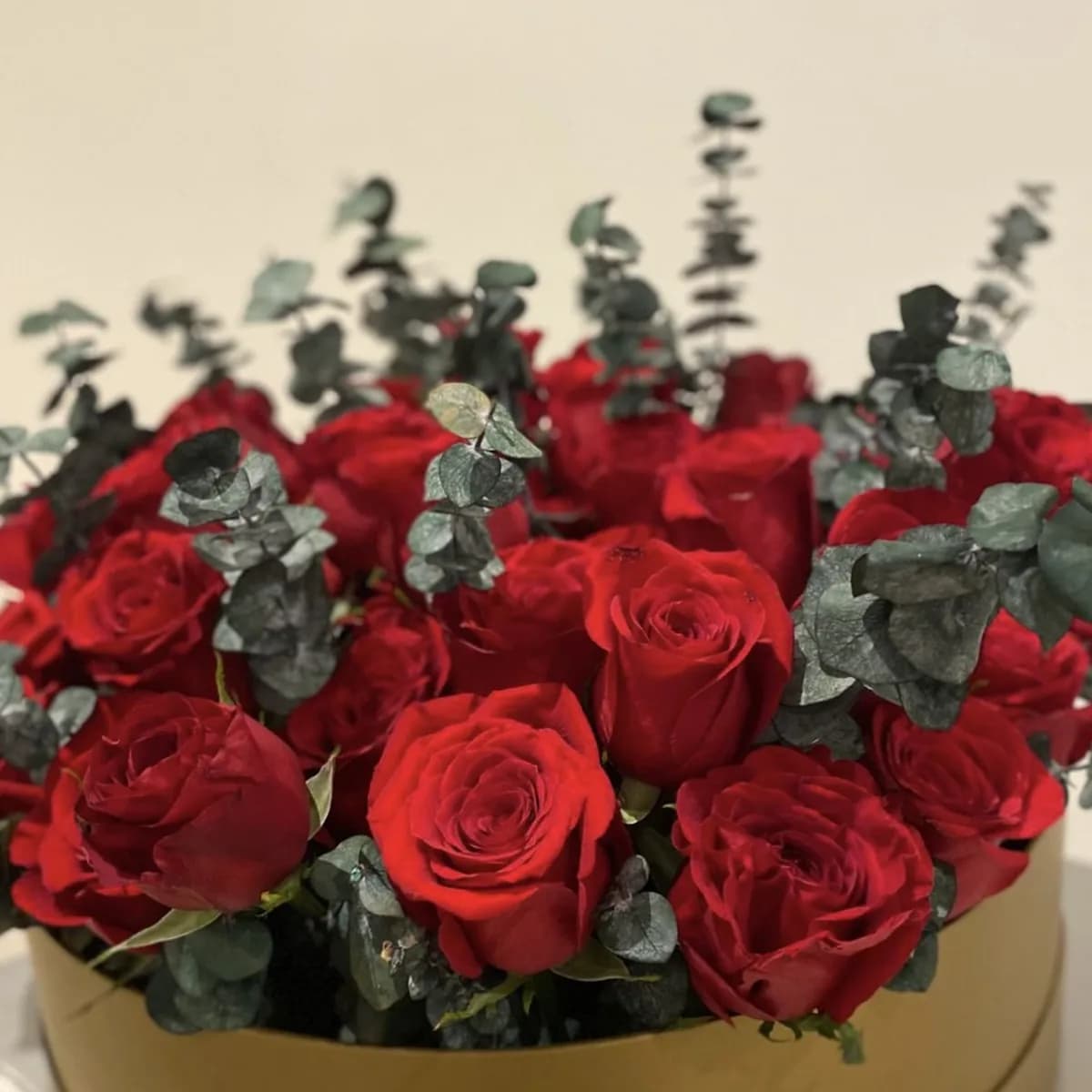 Buque de rosas rojas + eucalipto