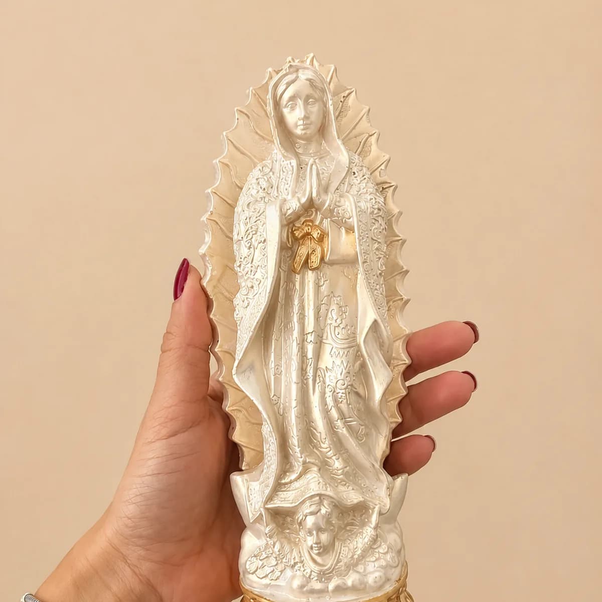 Delicada imagen de la virgen de guadalupe