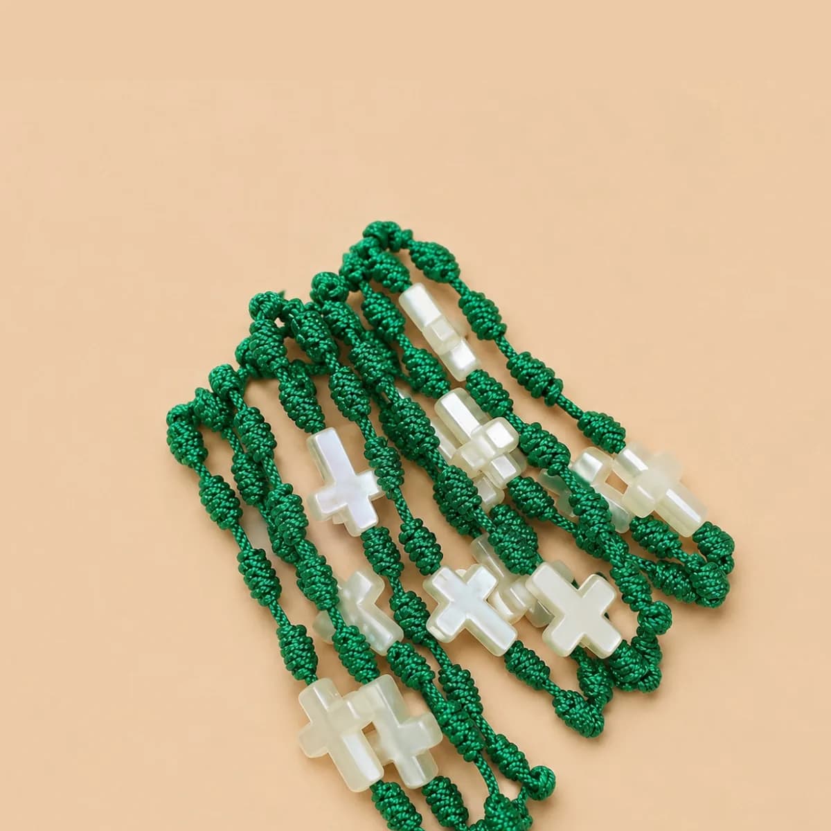 Pulsera nudos + cruz (tono verde)